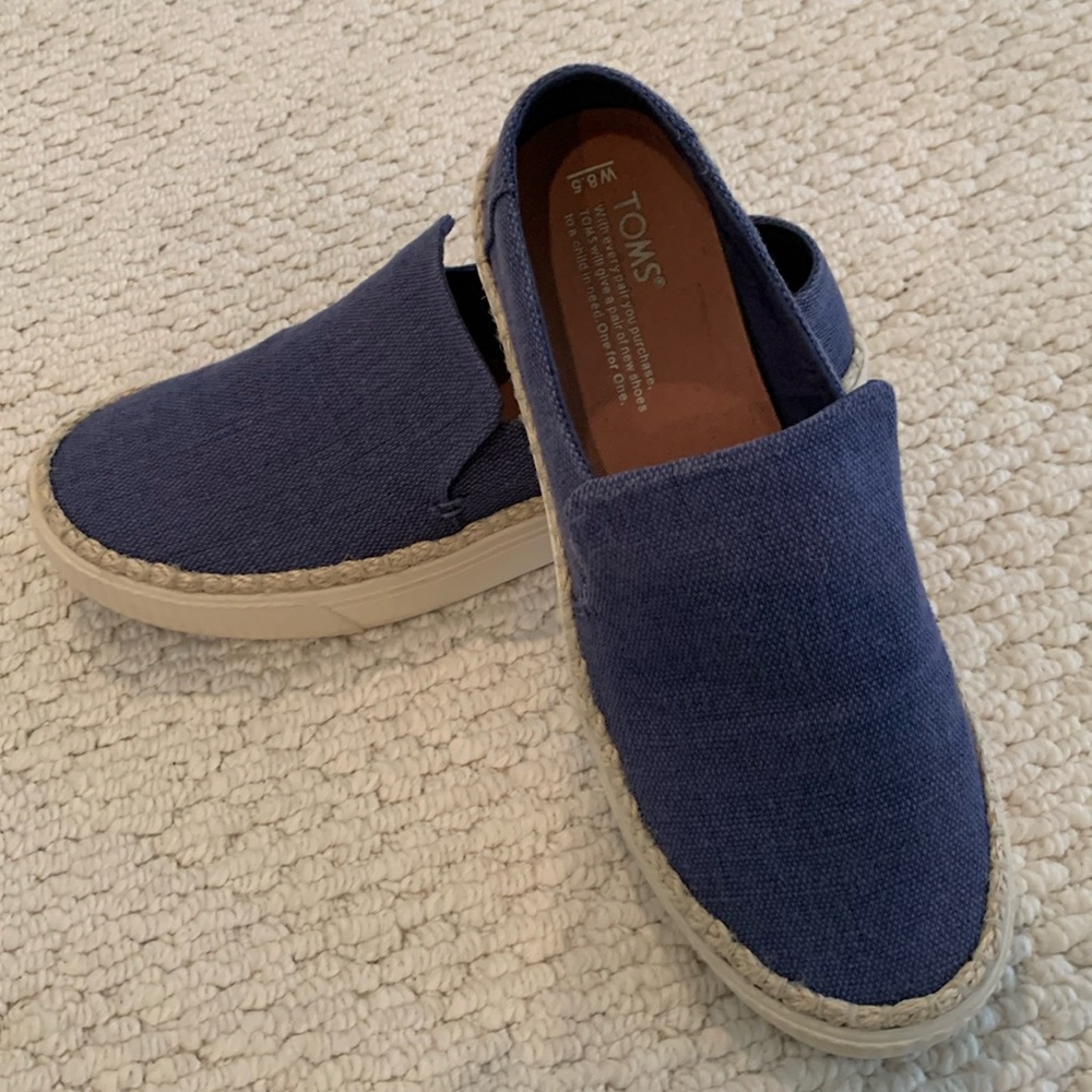 TOMS Blue Linen Slip On Sneaker. Size 8.5. Great condition.